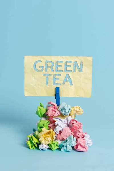Handschrift tekst schrijven Green Tea. Concept betekent type thee dat is gemaakt van Camellia sinensis bladeren en knoppen Herinnering stapel gekleurde verfrommeld papier waspin herinnering blauwe achtergrond. — Stockfoto