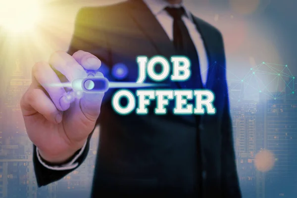 Job Offer 'ı gösteren bir not yazıyorum. İş fotoğraflarının sergilendiği bir gösteri ya da şirkette iş olanağı sunuluyor.. — Stok fotoğraf