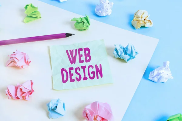 Nota de escritura mostrando Diseño Web. Diseño y proceso de creación de sitios web Papeles arrugados coloreados recordatorio vacío azul amarillo pinza de ropa . — Foto de Stock