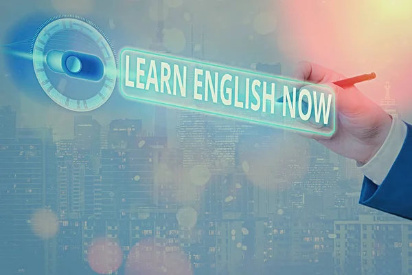 Знак тексту, що показує вивчення англійської мови зараз. Концептуальна фотографія набуває знань та навичок англійської мови.. — стокове фото