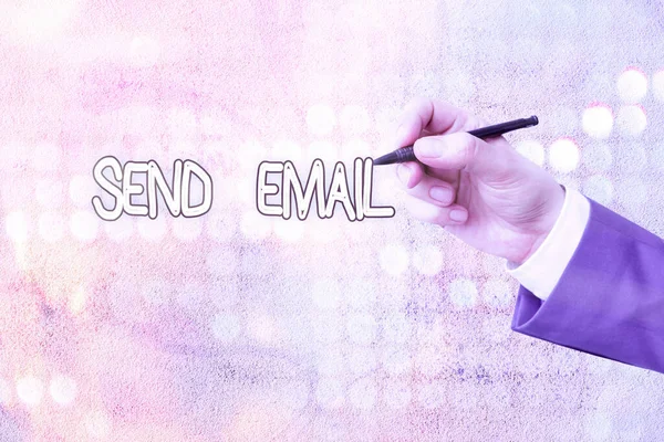 Εννοιολογική γραφή χεριών που δείχνει Αποστολή Email. Business photo κείμενο το σύστημα για τη χρήση των υπολογιστών για την αποστολή μηνυμάτων μέσω του διαδικτύου. — Φωτογραφία Αρχείου