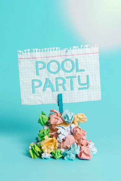 Λέξη που γράφει κείμενο Κόμμα Pool. Επιχειρηματική ιδέα για γιορτή που περιλαμβάνει δραστηριότητες σε μια πισίνα Υπενθύμιση στοίβα χρωματισμένο τσαλακωμένο χαρτί clothespin υπενθύμιση μπλε φόντο. — Φωτογραφία Αρχείου