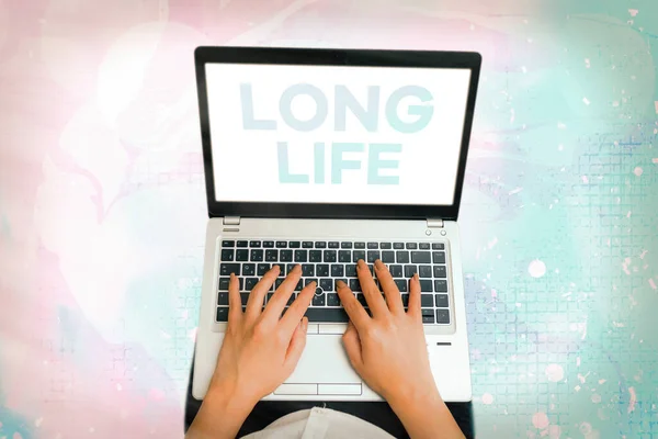 Signo de texto que muestra Long Life. Foto conceptual capaz de seguir trabajando durante más tiempo que otras del mismo tipo . — Foto de Stock