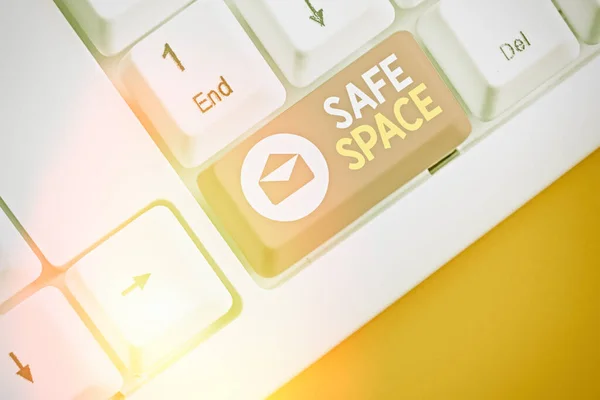 Słowo pisanie tekstu Bezpieczna przestrzeń. Koncepcja biznesowa miejsca lub pomieszczenia, w którym jesteś chroniony przed krzywdą lub niebezpieczeństwem. — Zdjęcie stockowe
