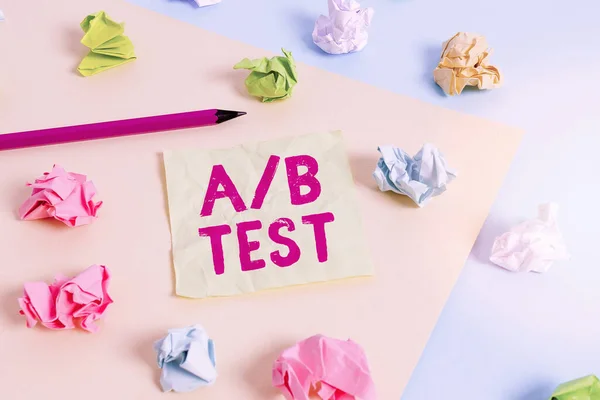 A vagy B tesztet mutató levél. Üzleti fotó bemutató teszt annak meghatározására, hogy a fogyasztók inkább képesség termékek között Színes gyűrött papírok üres emlékeztető kék sárga ruhacsap. — Stock Fotó