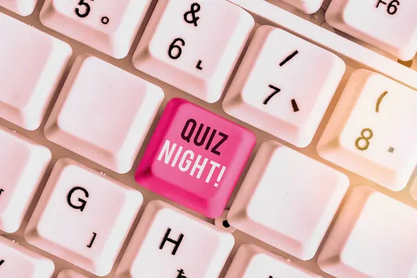 Note d'écriture montrant Quiz Night. Photo d'affaires mettant en valeur la compétition de connaissances du test du soir entre individus . — Photo