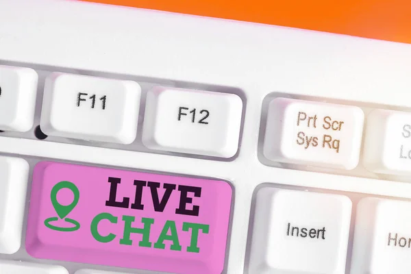 Live Chat 'i gösteren bir not yazıyorum. İnternet ve PC telefonuyla arkadaşınızla ya da başka biriyle konuşurken iş fotoğrafı gösterimi. — Stok fotoğraf