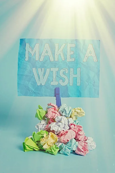 Conceptual mão escrita mostrando Make A Wish. Texto de foto de negócios para desejar uma situação que é diferente da que existe Lembrete pilha colorido enrugado papel pano espaço de madeira . — Fotografia de Stock