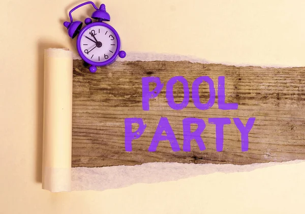 Conceptuele handschrift toont Pool Party. Zakelijke foto showcasing feest dat activiteiten in een zwembad omvat. — Stockfoto