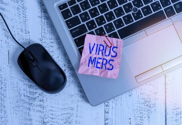 Escribiendo nota mostrando Virus Mers. Foto de negocios que muestra la enfermedad respiratoria viral que se informó por primera vez en Arabia Saudita Trendy portátil metálico triturado lápiz de notas de papel de colores en la mesa de madera . — Foto de Stock