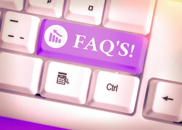 Word tekst intoetsen Faq. Businessconcept voor een lijst van vragen en antwoorden met betrekking tot een bepaald onderwerp. — Stockfoto