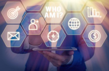 Kavramsal el yazısı kimim sorusunu gösteriyor. Kişisel kimlik soran iş fotoğrafı metni ya da hayattaki amacın gösterimi.