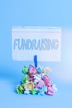 Bağış topladığını gösteren bir not yazıyorum. Özel bir amaç için para toplama ya da üretme iş fotoğraflarının sergilenmesi. Renkli, buruşuk kağıt çamaşır mandalı yığınını hatırlat.