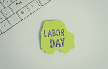 Kelime yazma günü mesajı. İşçilerin otomobil şeklindeki yeşil not kağıdının başarılarını kutlamak için yıllık tatil konsepti. Yeşil not kağıdındaki boşluğu kopyala.