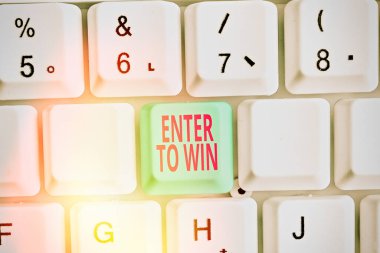 Enter To Win'i gösteren not yazma. Ödül kazanma ödülü için bir değer alışverişi gösteren iş fotoğrafı.