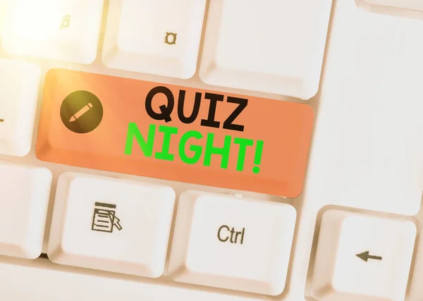 Schrijf notitie met Quiz Night. Zakelijke fotopresentatie avond test kennis competitie tussen individuen. — Stockfoto