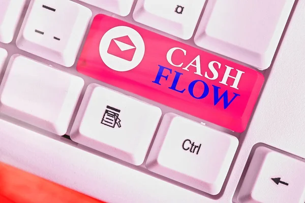 キャッシュフローを示すメモを書き込みます。流動性に影響を与えるお金の動きを示すビジネス写真. — ストック写真