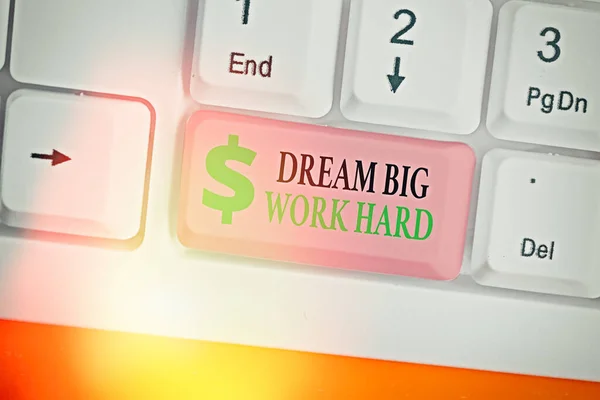 Skriva NOTE visar dröm stort arbete hårt. Affärs foto visar upp tro på dig själv och följa drömmar och mål. — Stockfoto