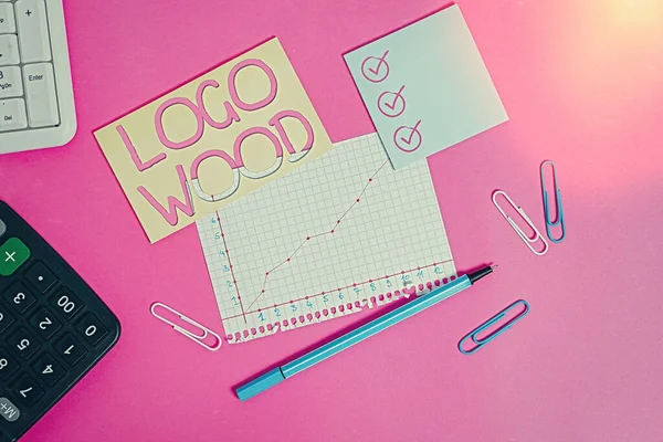 Signo de texto que muestra Logo Wood. Foto conceptual Diseño reconocible o símbolo de una empresa inscrita en madera Papel fijo y papel de nota más hoja matemática con diagrama de imagen en la mesa . — Foto de Stock