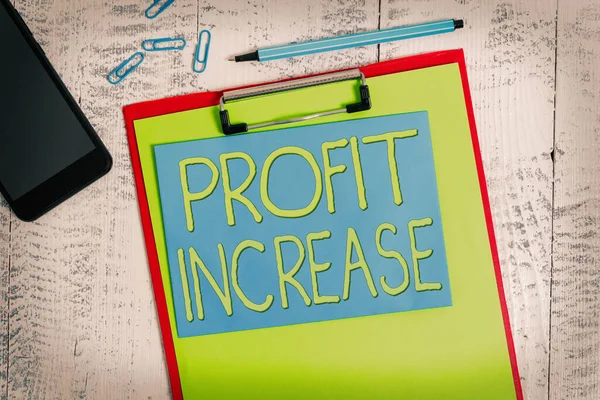 Profit Increase 'i gösteren not yazılıyor. İş fotoğraflarında, bir şirket panosundan elde edilen gelir artışı görülüyor. Kağıt keçeli kalem notu akıllı telefon ahşap arkaplanı kırpıyor.. — Stok fotoğraf