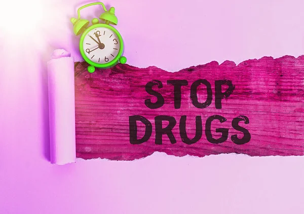 Escrita conceitual mostrando Stop Drugs. Foto de negócios mostrando acabar com a dependência de substâncias como heroína ou cocaína . — Fotografia de Stock