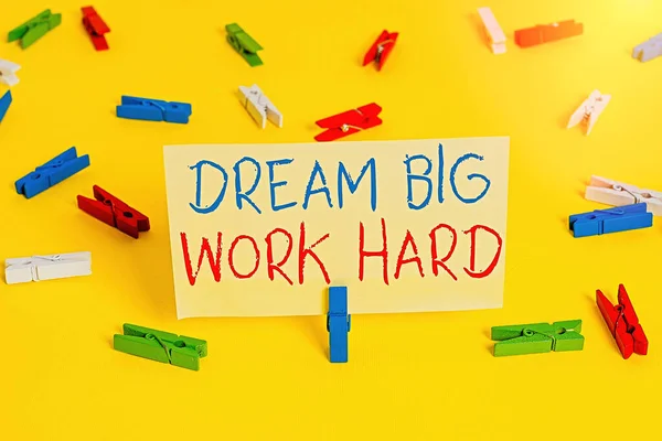 Szóírás szöveg Dream Big Work Hard. Üzleti koncepció a Higgy magadban és kövesd az álmokat és a célokat Színes ruhaszárító papírok üres emlékeztető sárga padló háttér iroda. — Stock Fotó