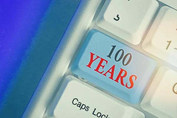 Znak tekstowy pokazujący 100 lat. Zdjęcie koncepcyjne Pamiętając szczególny dzień za to, że istnieje 100 lat. — Zdjęcie stockowe