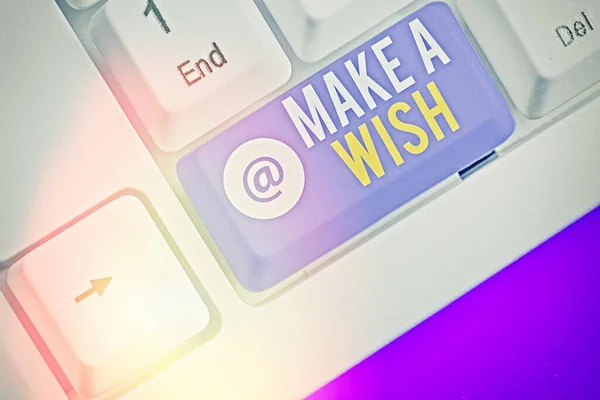 Skriva lapp som visar Make A Wish. Affärsfoto visar att önska en situation som skiljer sig från den som finns. — Stockfoto