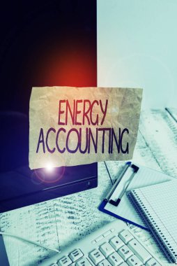 Enerji Muhasebe 'yi gösteren kavramsal el yazısı. İş fotoğrafı görüntüleme ölçümü ve etkinliklerin enerji tüketimini bildirme Not kağıdı klavye durağanlığının yanındaki siyah ekrana bantlandı.