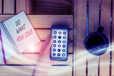 Do What You Love 'ı gösteren bir not yazıyorum. İş fotoğrafı gösterimi eğlenceli şeyleri motive edici aktiviteler yaptırır..