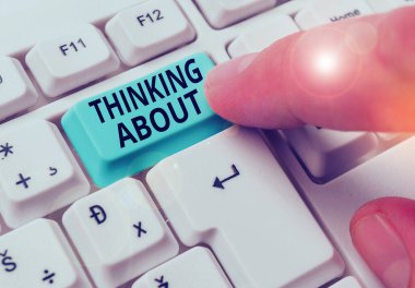 Thinking About 'u gösteren bir not yazıyorum. İş fotoğrafı gösterimi, harekete geçmeden önce durumu düşünmek demektir..