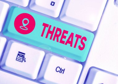 Tehditleri gösteren bir not yazıyorum. İş fotoğraflarında birine acı çektirme niyetinin ifadesi gösteriliyor..