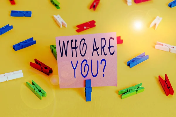 Sinal de texto mostrando quem você está perguntando. Foto conceitual perguntando sobre alguém identidade ou demonstrando informações Colorido papéis clothespin vazio lembrete amarelo fundo escritório . — Fotografia de Stock