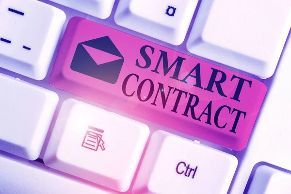 Scrittura concettuale a mano che mostra Smart Contract. Foto aziendale che mostra il protocollo del computer in esecuzione in cima a una catena di blocchi . — Foto Stock