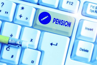 Pension gösterilen Not yazma. Emeklilik için yaşlı yıl kaydeder sonra iş fotoğraf vitrine gelir yaşlılar kazanmak.