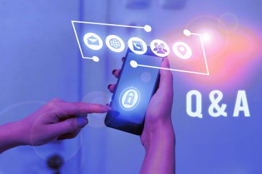 Sorulan sorular ve cevaplar olarak tanımlanan Kavramsal fotoğrafı gösteren metin işareti.