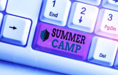 Yaz kampını gösteren bir mesaj. Yaz boyunca yürütülen kavramsal fotoğraf denetimi programı.