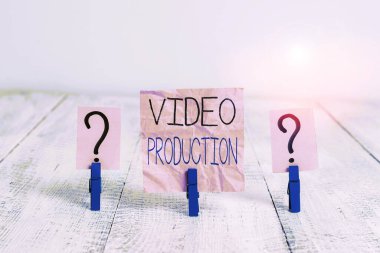 El yazısı metin video prodüksiyonu. Bir fikri bir video filtreleme sürecine dönüştürme kavramını kavramsallaştır. Tahta masaya raptiyeler yerleştirilmiş, karalanmış ve ufalanan kağıtlar..