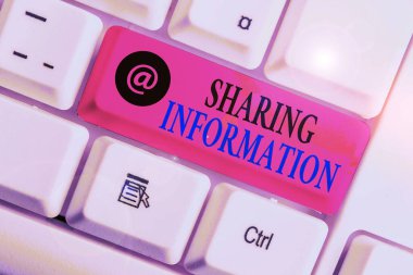 Paylaşımcı Bilgileri gösteren metin işareti. Çeşitli kuruluşlar arasında veri alışverişi kavramı.