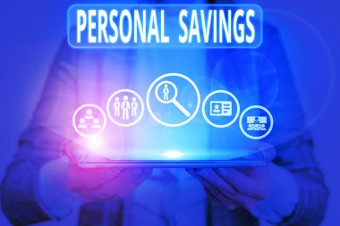 Kişisel Tasarruf 'u gösteren kavramsal el yazısı. Bir gösterinin bankada ya da onun gibi bir hesapta sakladığı iş fotoğrafı sergileniyor..