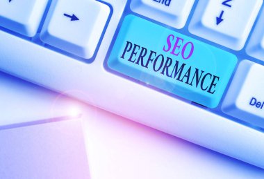 Seo Performans Analizi 'ni gösteren kavramsal el yazısı. İş fotoğrafı gösterimi web sitesine giden trafiğin miktarını ve kalitesini artırır.