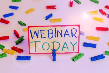 Webinar Today 'i gösteren bir not yazıyorum. İnternet Renkli çamaşır iğnesi kağıtlarında yer alan iş fotoğrafı tanıtım semineri veya diğer sunumlar boş hatırlatıcı beyaz zemin arka plan ofisi.