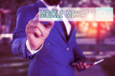 Kelime yazma cep telefonu mesajları. Elektronik iletiler oluşturma ve gönderme eylemi için iş konsepti.