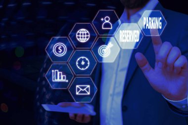 Rezervasyon Otoparkı el yazısı. Kavram, belirli kişiler için ayrılmış park yerleri anlamına gelir.