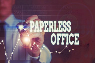 Evraksız Ofis 'i gösteren bir not yazıyorum. Kağıt kullanımının kaldırıldığı iş fotoğrafı gösterimi çalışma ortamı.