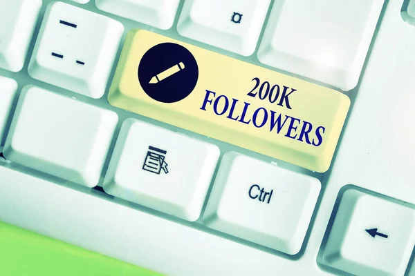 Parola di scrittura del testo 200K seguaci. Concetto di business per numero di persone che seguono qualcuno su Instagram . — Foto Stock