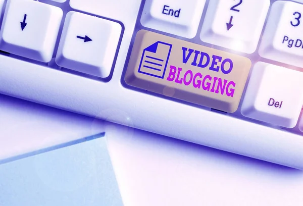 Текст для написання слів Відео Блогінг. Бізнес-концепція форми блогу, для якого засобом масової інформації є відео Веб-телебачення . — стокове фото