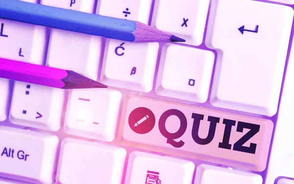 Scrivere testi scritti a mano Quiz. Concetto significato Breve prova informale data agli studenti Prova di conoscenza Esame . — Foto Stock