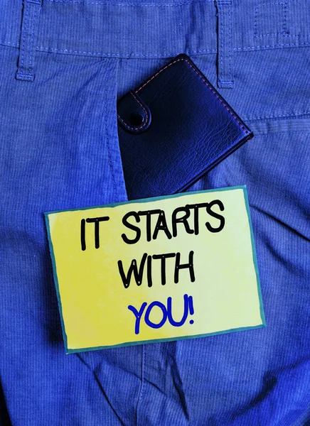 A kézírásos szöveg veled kezdődik. Koncepció jelentése Motiváció kezdés valamit Van fegyelem Kis pénztárca belsejében férfi nadrág első zsebében közel jelölés papír. — Stock Fotó
