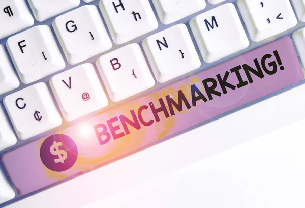 Escritura a mano de texto Benchmarking. Concepto significado evaluar algo en comparación con estándar o puntuaciones . — Foto de Stock